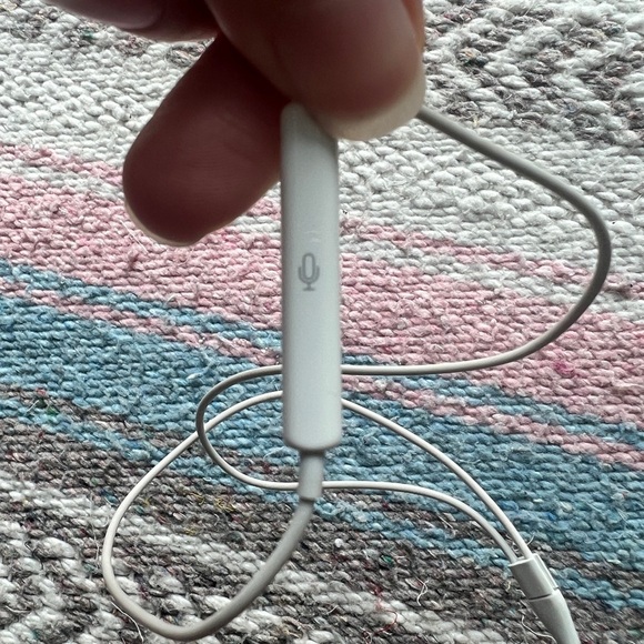 Apple Earphones with Remote and Mic for iPhone, iPod Touch, iPad (MB770G/A) - Picture 9 of 9